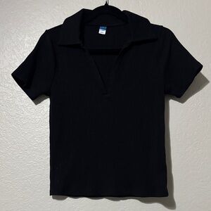 Ribbed, collared shirt.